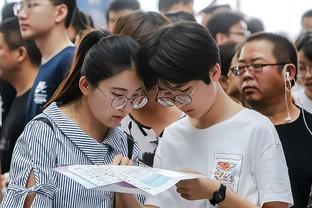 致敬偶像！加纳乔双响两次叉腰坐广告牌庆祝！